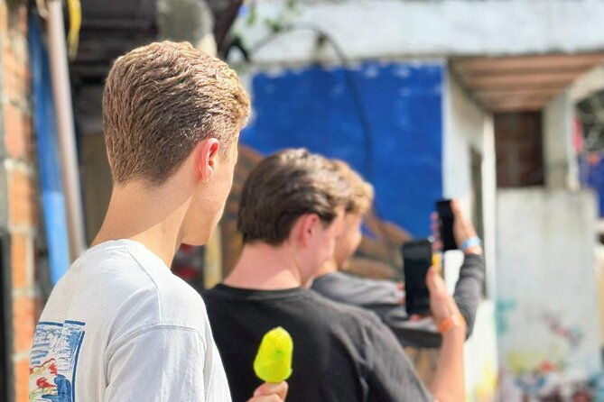 medellin-communal-tour-13-with-snacks-and-your-own-graffity