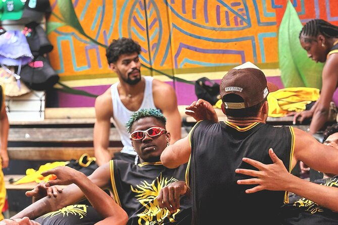 medellin-communal-tour-13-with-snacks-and-your-own-graffity