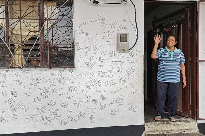 medellin-comuna-13-graffitour-with-snacks-included