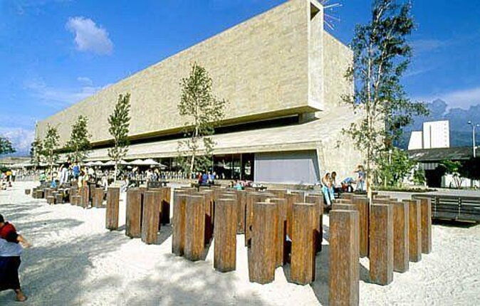 medellin-tour-themed-vehicles-tram-ride-and-metrocable