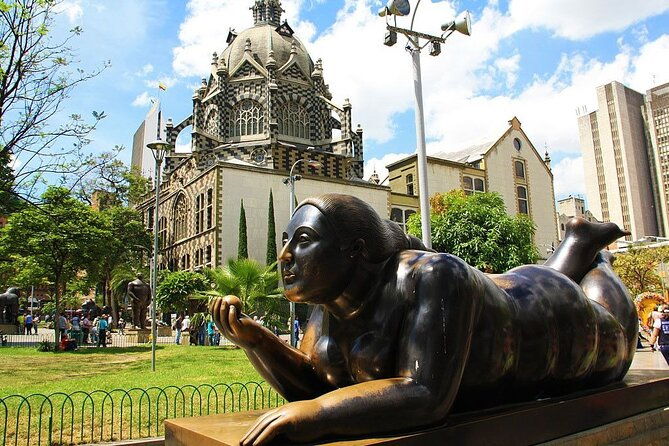 medellin-tour-themed-vehicles-tram-ride-and-metrocable