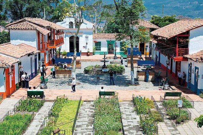 medellin-tour-themed-vehicles-tram-ride-and-metrocable