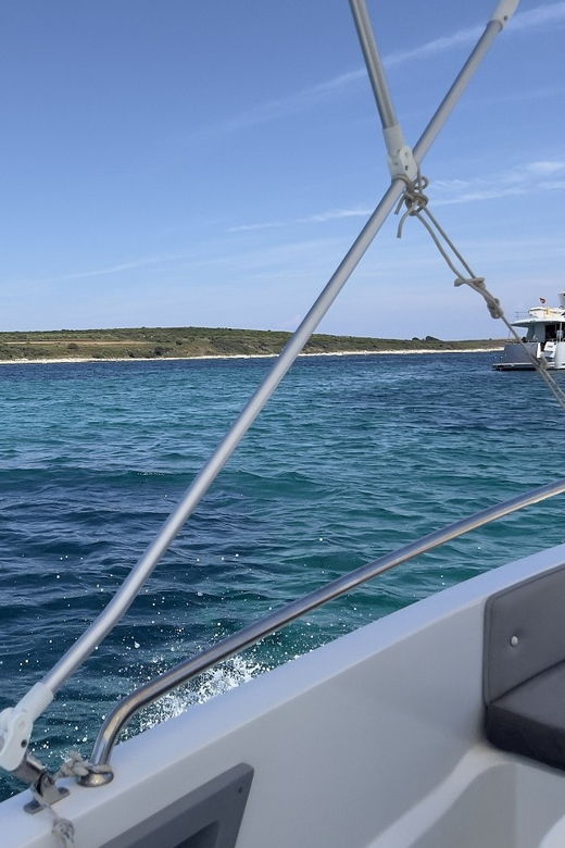 medulin-morning-on-speedboat-with-cave-island-snorkeling