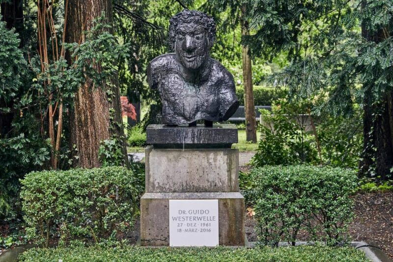 melaten-cemetery-guided-tour-with-all-senses