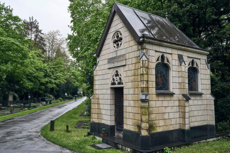melaten-cemetery-guided-tour-with-all-senses