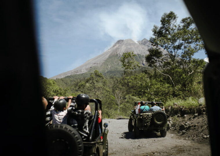 merapi-volcano-sunrise-borobudur-ratu-boko-full-day-tour