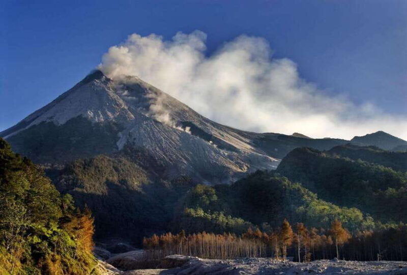 merapi-volcano-sunrise-with-4wd-jeep-and-step-on-cold-lava