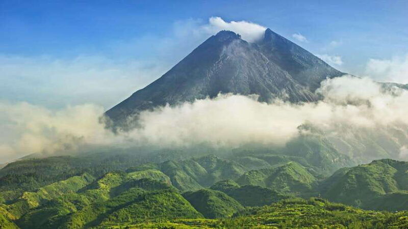 merapi-volcano-sunrise-with-4wd-jeep-and-step-on-cold-lava