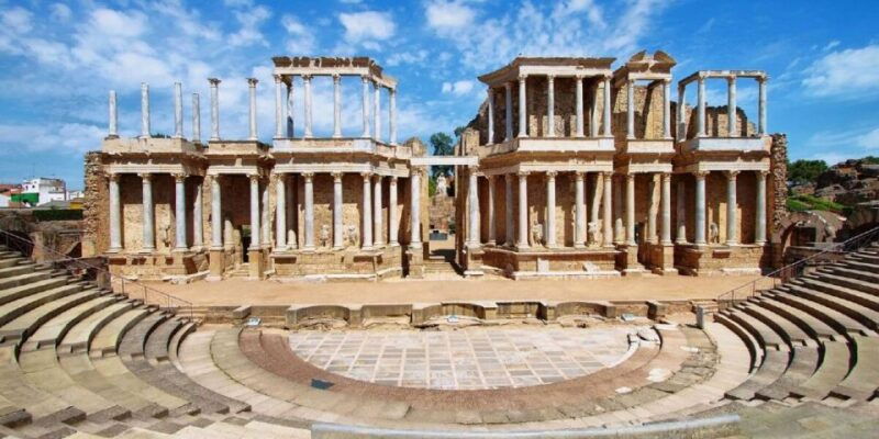 merida-guiding-walking-tour-with-theater-and-amphitheatre