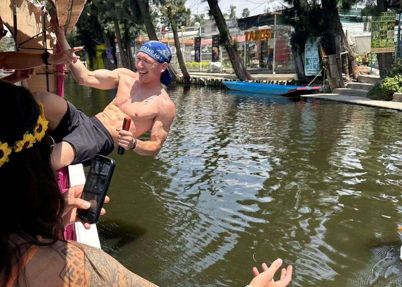 mexico-city-xochimilco-boat-party-with-unlimited-drinks