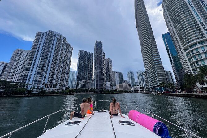miami-beach-luxury-yacht-adventure-explore-stunning-coastline
