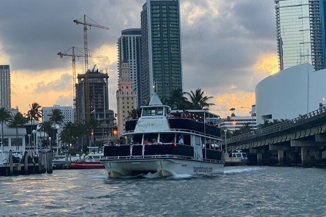 miami-biscayne-bay-star-island-sightseeing-cruisemiami-skyline
