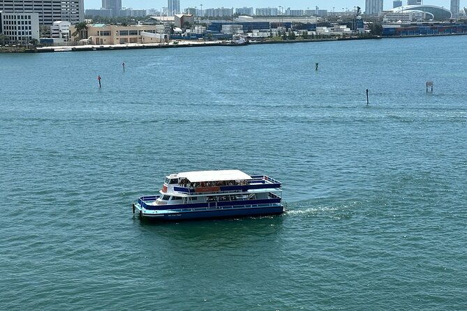 miami-biscayne-bay-star-island-sightseeing-cruisemiami-skyline
