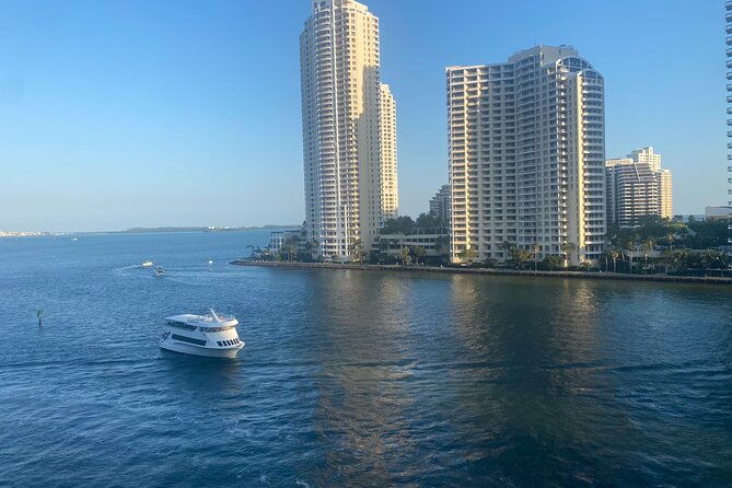miami-biscayne-bay-star-island-sightseeing-cruisemiami-skyline