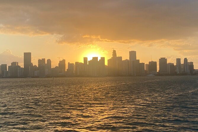 miami-biscayne-bay-star-island-sightseeing-cruisemiami-skyline