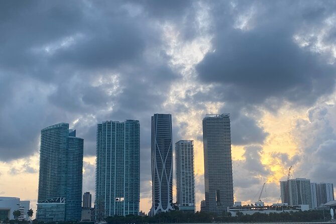 miami-biscayne-bay-star-island-sightseeing-cruisemiami-skyline