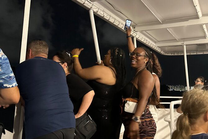 miami-boat-party-on-2-level-luxury-yacht-and-cash-bar