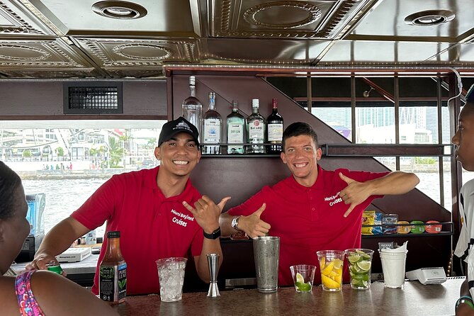 miami-boat-party-on-2-level-luxury-yacht-and-cash-bar