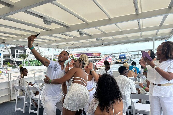 miami-boat-party-on-2-level-luxury-yacht-and-cash-bar