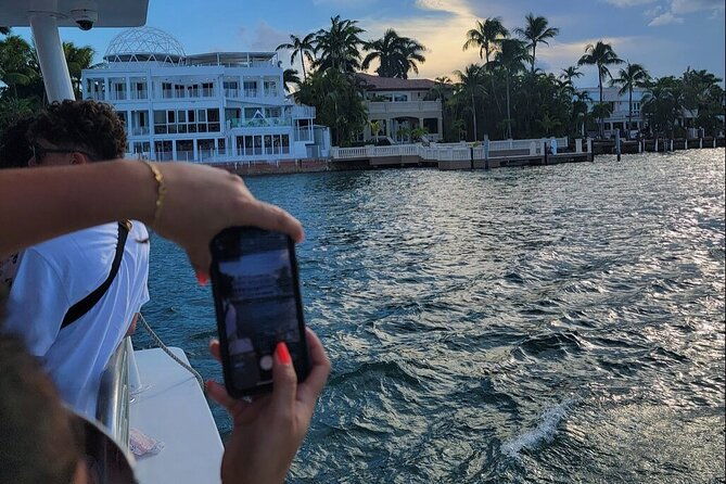 miami-boat-tour-of-celebrity-homes-miami-river-skyline-360-view-2