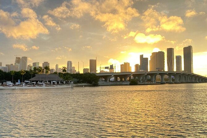 miami-boat-tour-of-celebrity-homes-miami-river-skyline-360-view-2