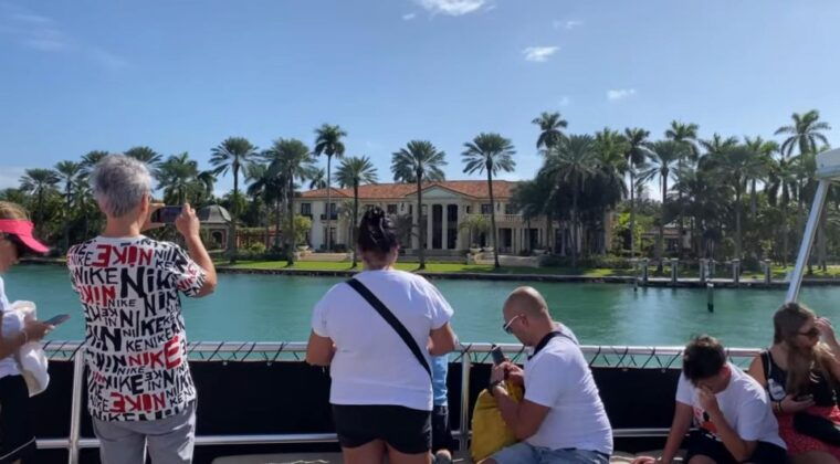 miami-celebrity-homes-and-skyline-cruise-with-city-views