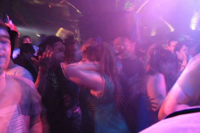 miami-darty-life-on-party-boat-with-a-drink