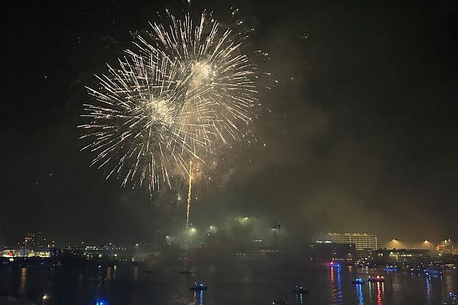 miami-july-4-nightclub-on-water-with-the-biscayne-bay-fireworks