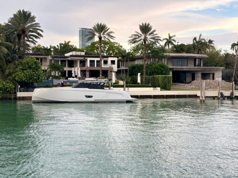 miami-millionaire-homes-boat-tour-with-mojito-bar-onboard