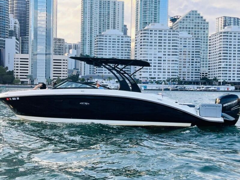 Miami: Private Guided Boat Tour with Champagne - The experience of a lifetime?