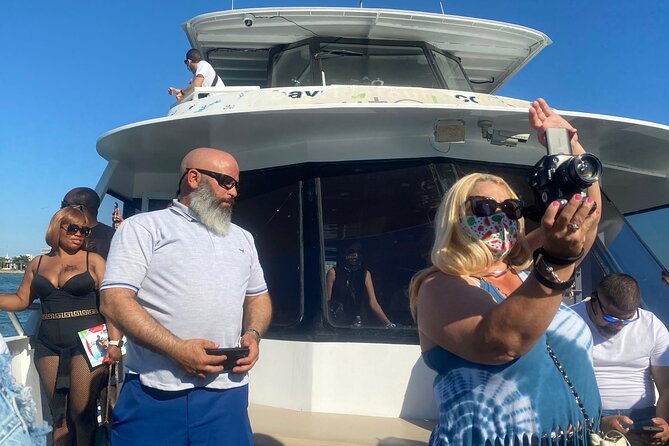 miami-skyline-75-minute-luxury-cruise-of-millionaires-homes