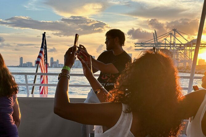 miami-skyline-and-biscayne-boat-party-and-open-bar-with-music