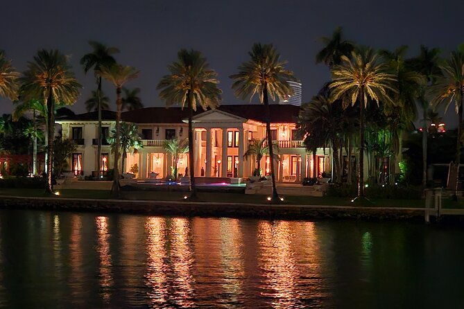 miami-skyline-evening-cruise-of-biscayne-bay-on-luxury-yacht