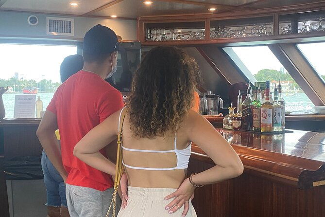 miami-skyline-happy-hour-cruise-millionaire-homes-one-drink