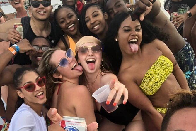 miami-spring-break-party-boat-with-live-dj-and-open-bar