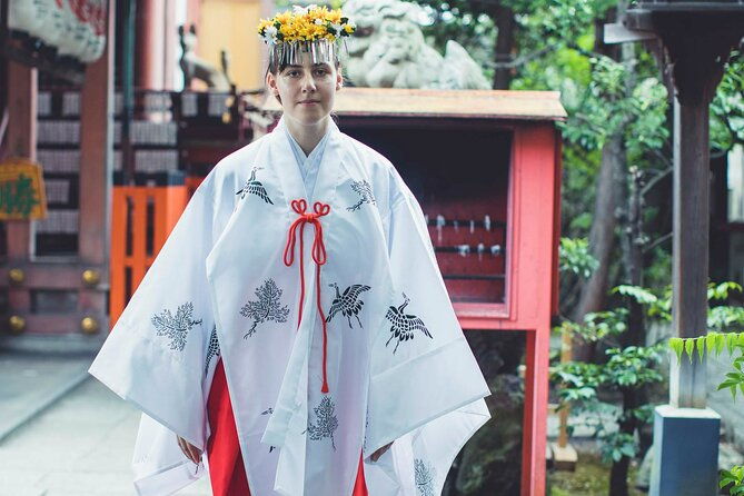 miko-small-group-experience-at-takenobu-inari-jinja-shrine
