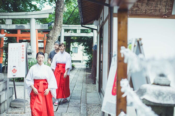 miko-small-group-experience-at-takenobu-inari-jinja-shrine