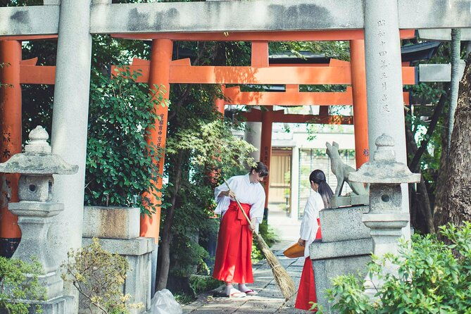 miko-small-group-experience-at-takenobu-inari-jinja-shrine