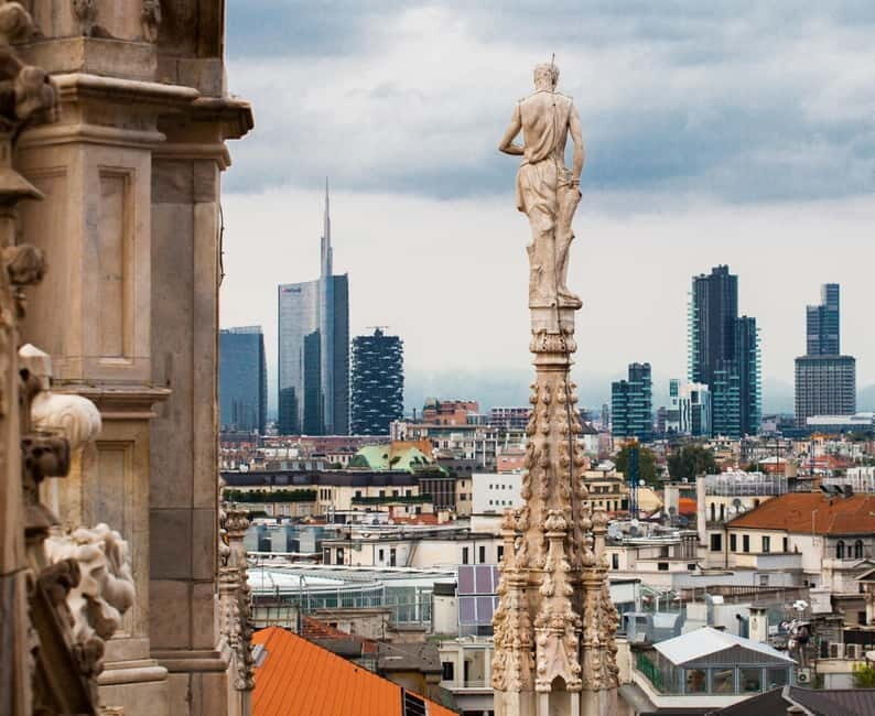 Milan: Fast Track Cathedral and Duomo Rooftop Guided Tour - Starting Point and First Impressions