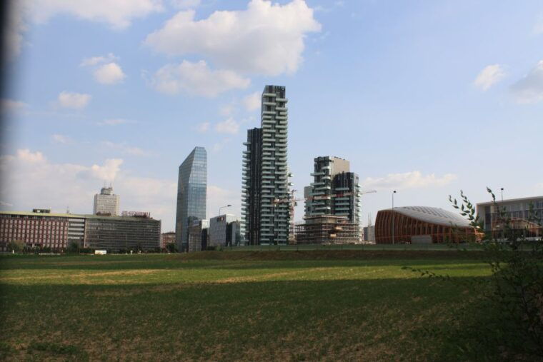 milan-piazza-gae-aulenti-and-pelli-tower-walking-tour