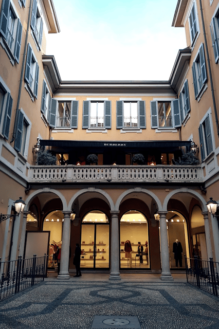milan-postcard-viewpoints-walk-with-locals-travel-bloggers