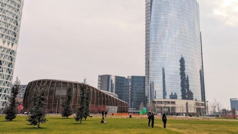 milan-self-guided-walk-in-futuristic-porta-nuova-district