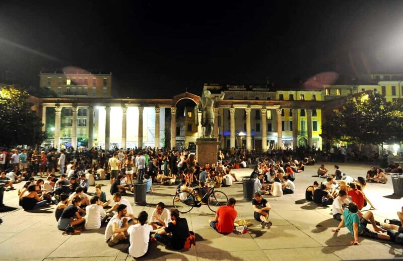 Milan Social Walk: Bars, Squares & Local Vibes - Setting the Scene: Navigli at Night