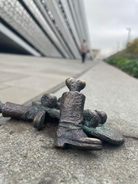 mini-statue-hunt-in-budapest-private-walking-tour