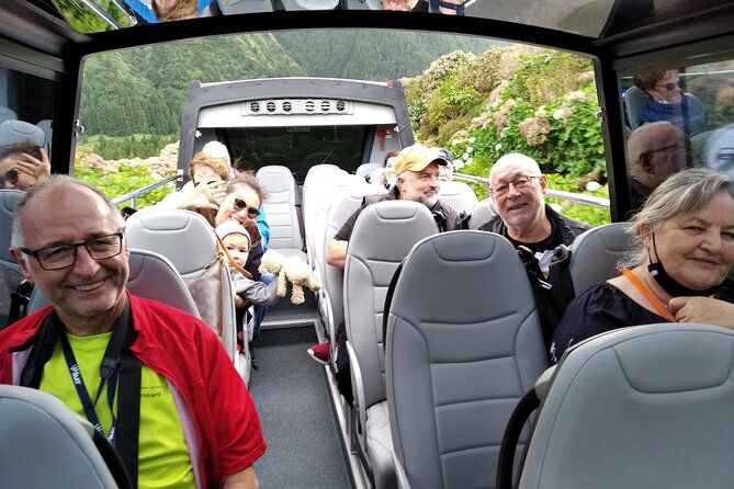 minibus-laketour-furnas-full-day-shared-2