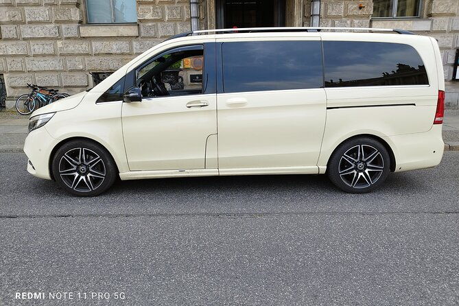 minivan-driver-and-guide-din15565-tailor-made-berlin-highlights