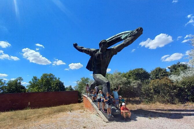 minivan-to-communist-statues-and-memento-park-with-live-guide