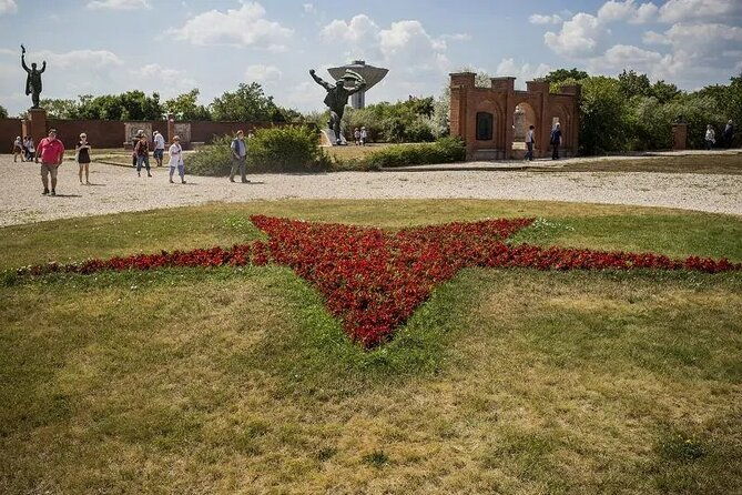 minivan-to-communist-statues-and-memento-park-with-live-guide