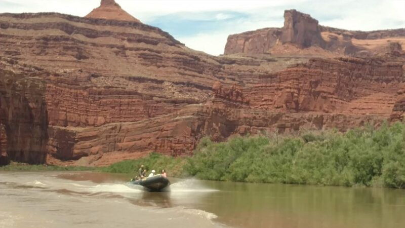 moab-calm-water-cruise-in-inflatable-boat-on-colorado-river
