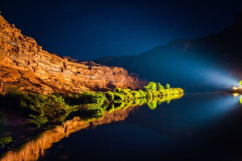 moab-colorado-river-dinner-cruise-with-music-and-light-show